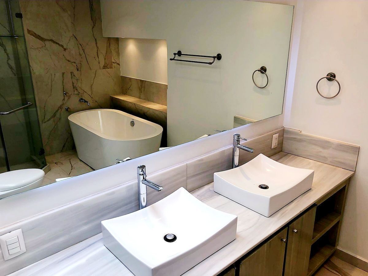 Baño de recamara principal con 2 lavamanos., foto 20 de 24