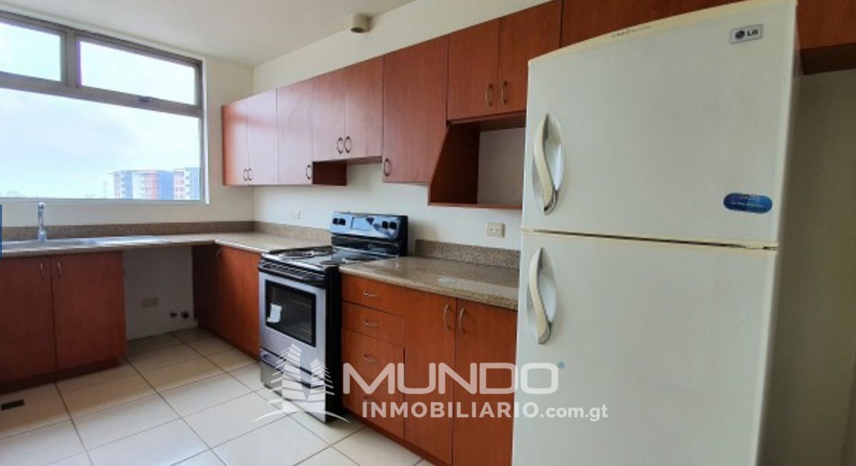 8 de 12: Amplia cocina con gabinetes y top de granito