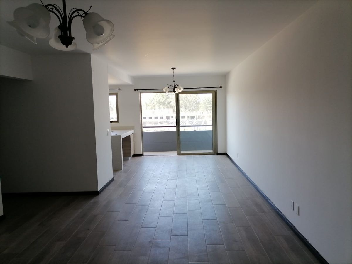 8 de 18: Sala y comedor con acceso al balcón