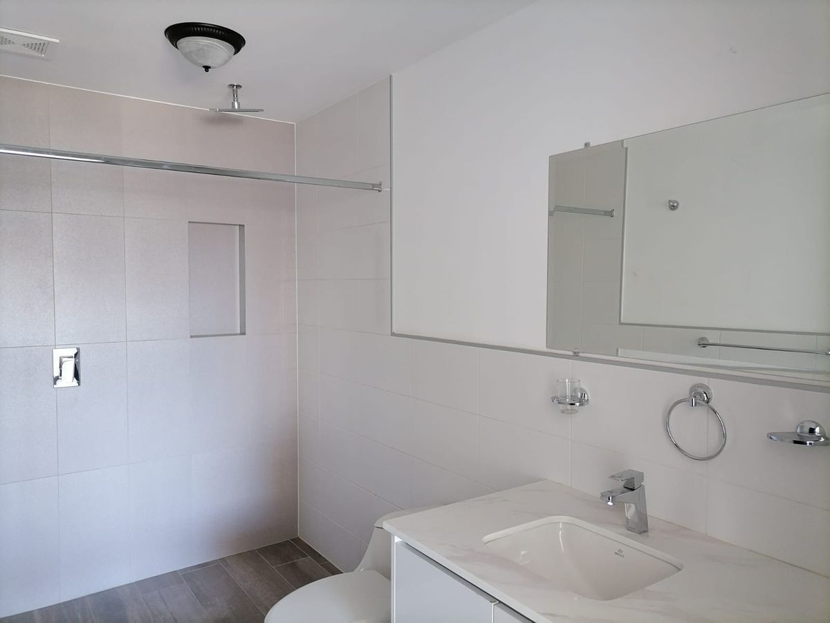 16 de 18: Baño con muebles , espejos y lamparas 