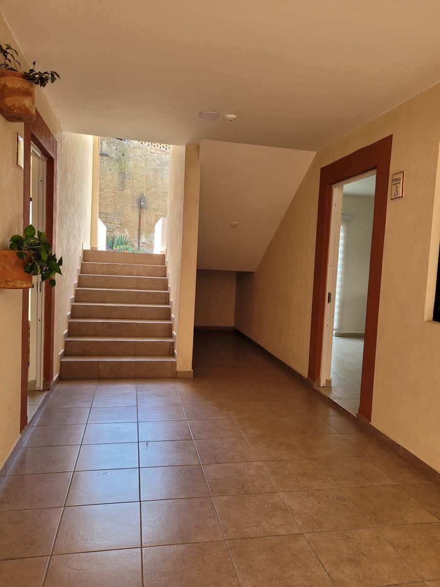 2 of 32: Entrada al departamento