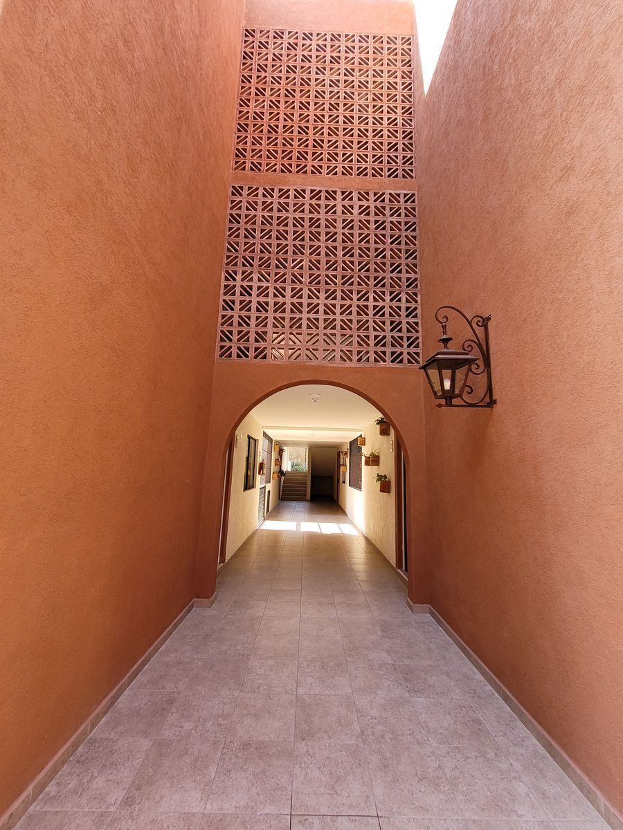 3 of 32: Pasillos del condominio