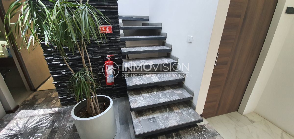 5 of 10: Escaleras a planta alta