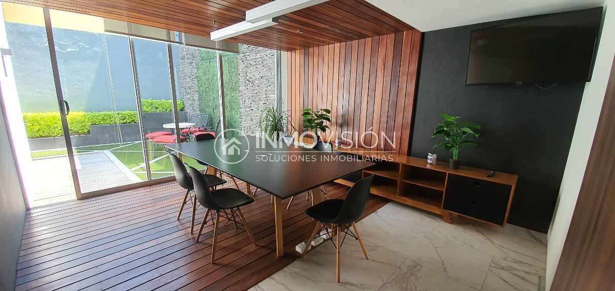 8 of 10: Sala de juntas - área común