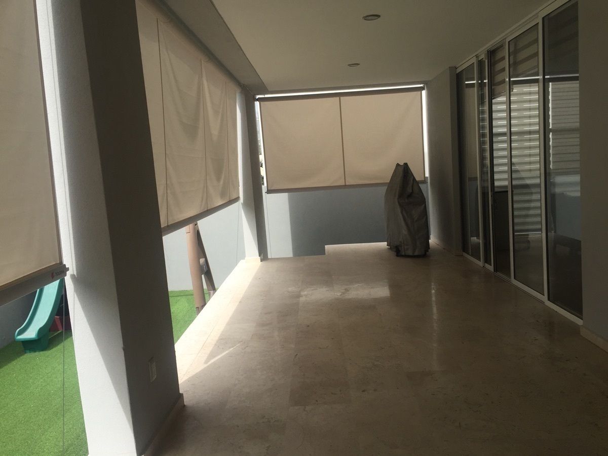 9 de 16: terraza en alto y jardín en nivel menor
