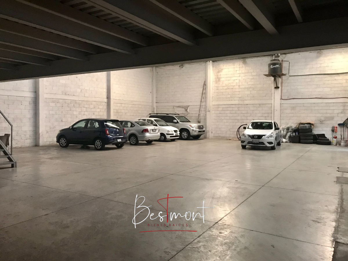 4 of 10: Estacionamiento interior plaza