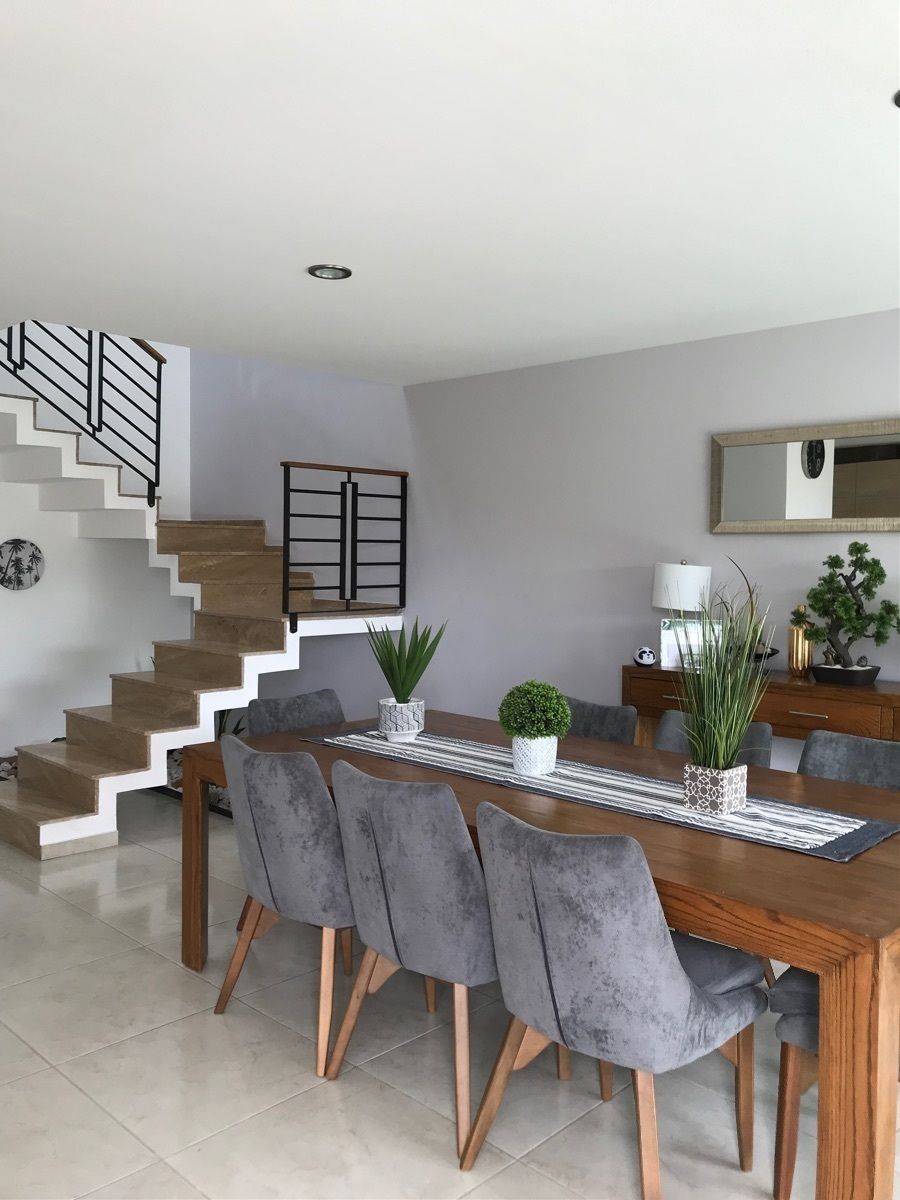 3 de 26: Comedor y escaleras a segundo piso