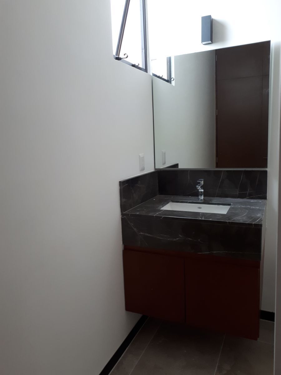 9 of 16: lavabo
