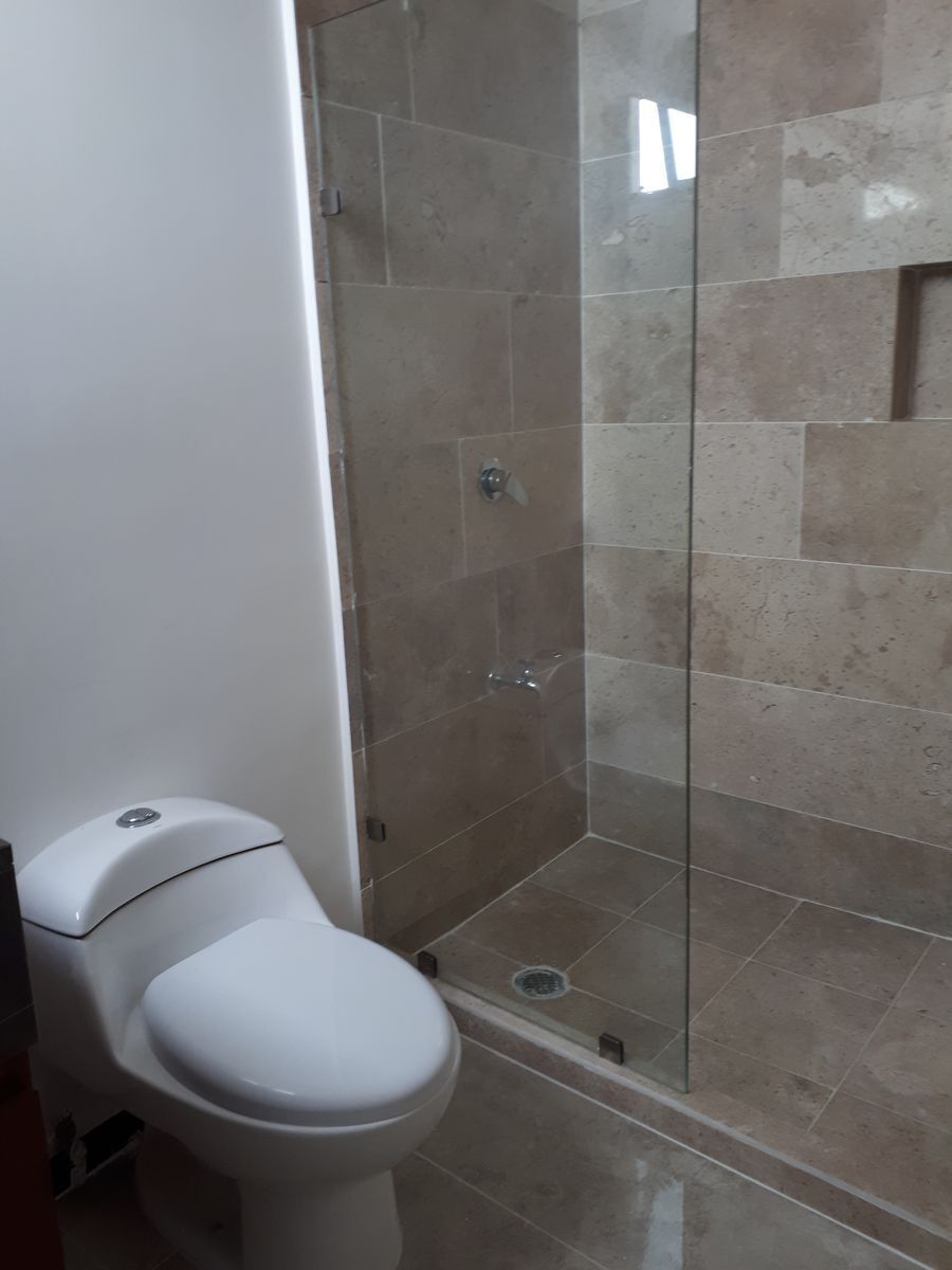10 of 16: baño