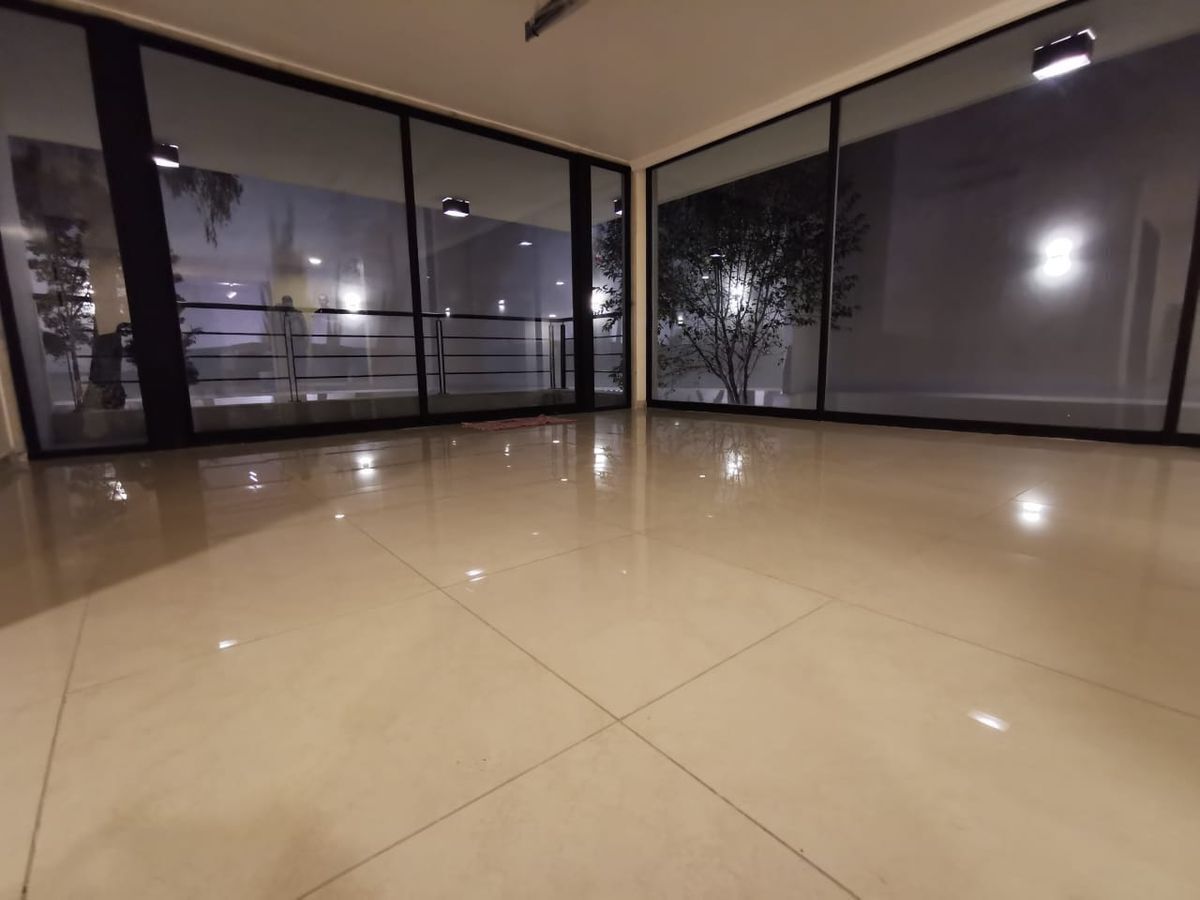 PA. Estancia con grandes ventanas e iluminación exterior