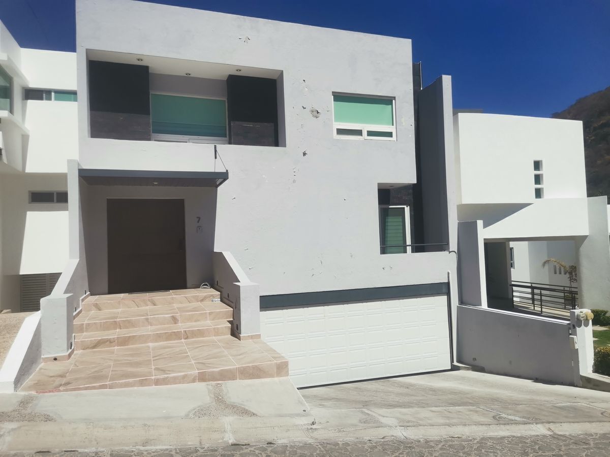 CASA EN VENTA EN CUMBRES DEL CIMATARIO CERCA DE CENTRO SUR CON VISTA A LA  CIUDAD