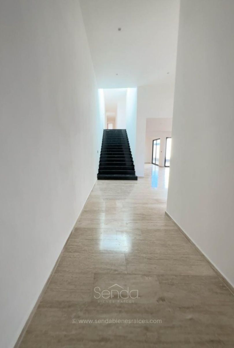 3 de 16: Entrada-Escaleras