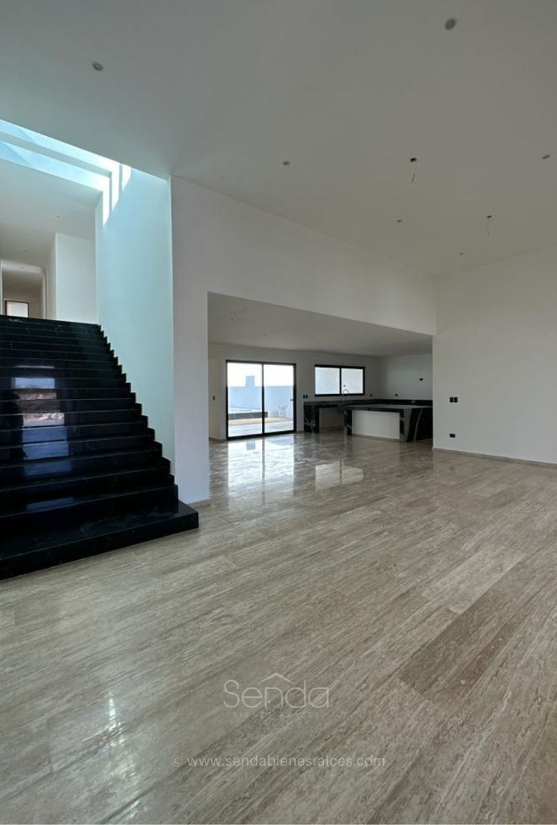 4 de 16: Sala, Escaleras y Cocina