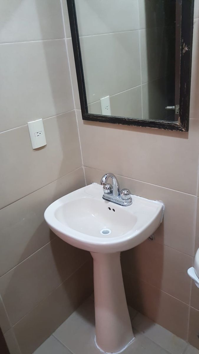 6 of 21: BAÑO