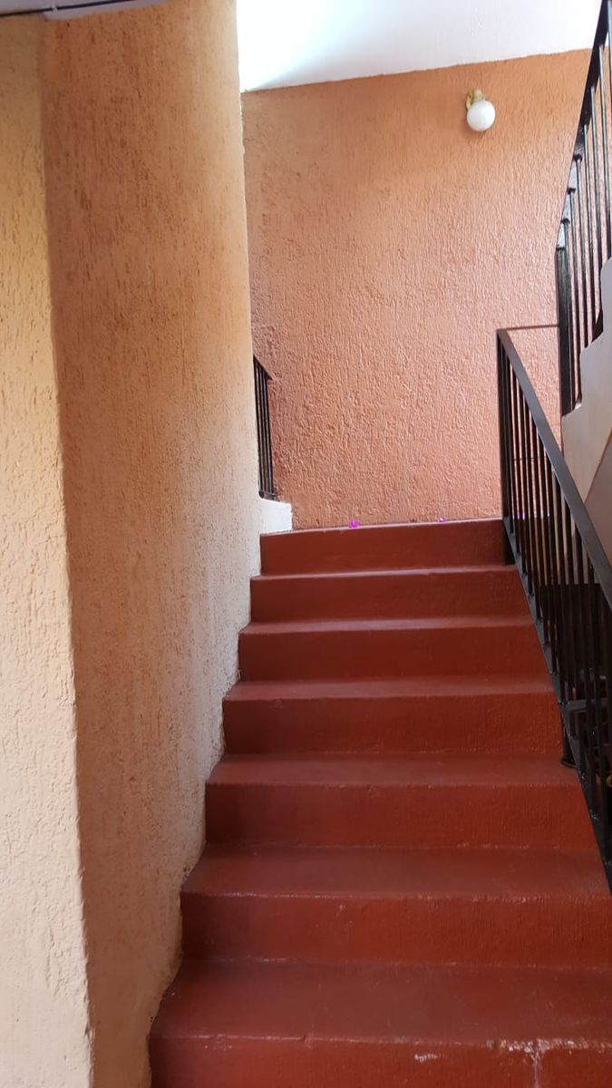 11 of 21: ESCALERAS AL 2 DO NIVEL