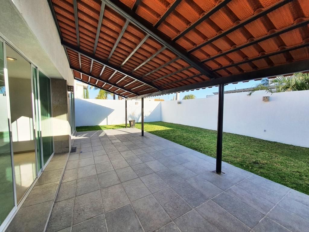 5 de 30: PERGOLA Y TERRAZA EN JARDIN