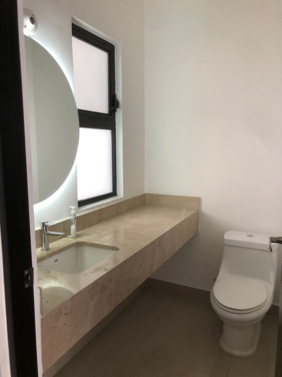 8 de 39: Baño de visitas