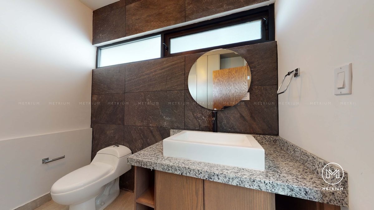 2 of 20: Medio baño planta baja 