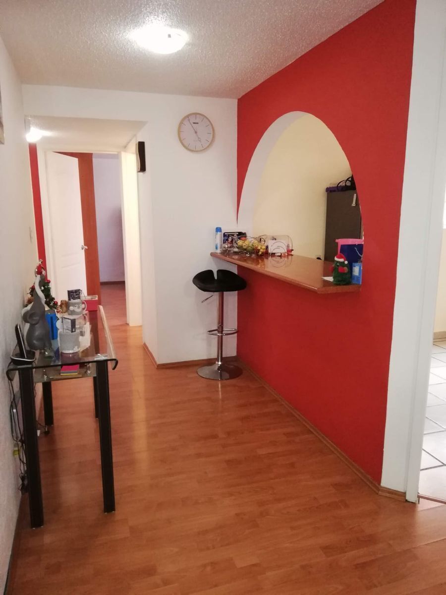 2 de 15: pasillo y barra de cocina