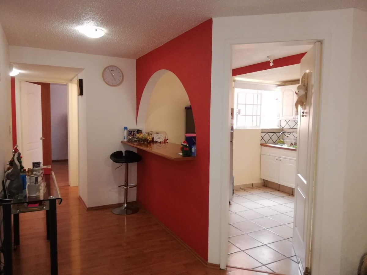 3 de 15: pasillo, barra de cocina y cocina