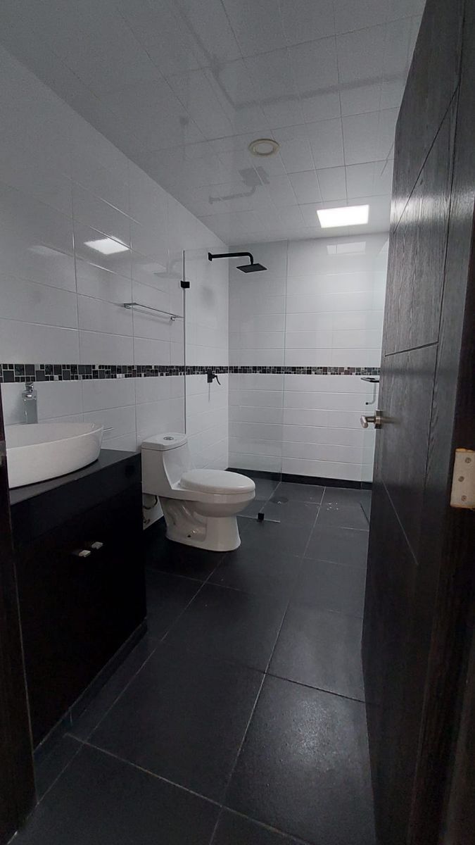 4 de 19: BAÑOS CON CANCELES DE ALUMINIO