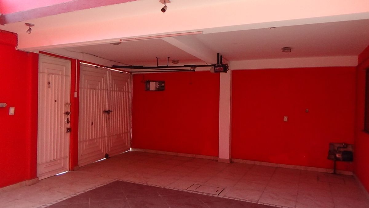 4 de 18: Estacionamiento 2 con portón automático. 