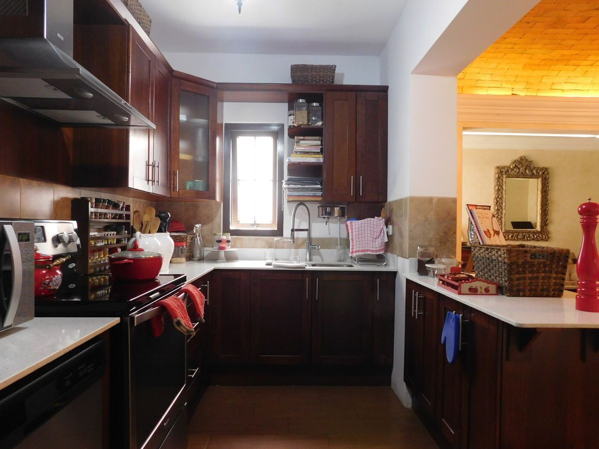 11 de 23: Amplia cocina  con gabinetes y top de cuarzo color blanco