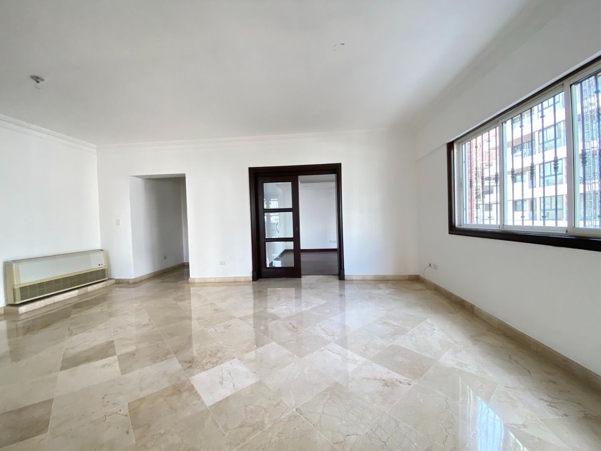 4 de 25: vista de la sala hacia el estudio 