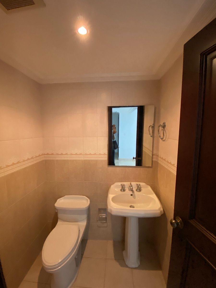 20 de 25: baño de visitas 