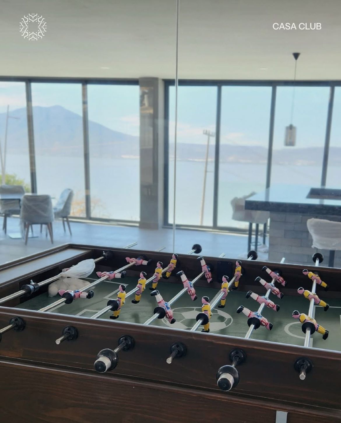 7 of 12: Área de juegos en casa club