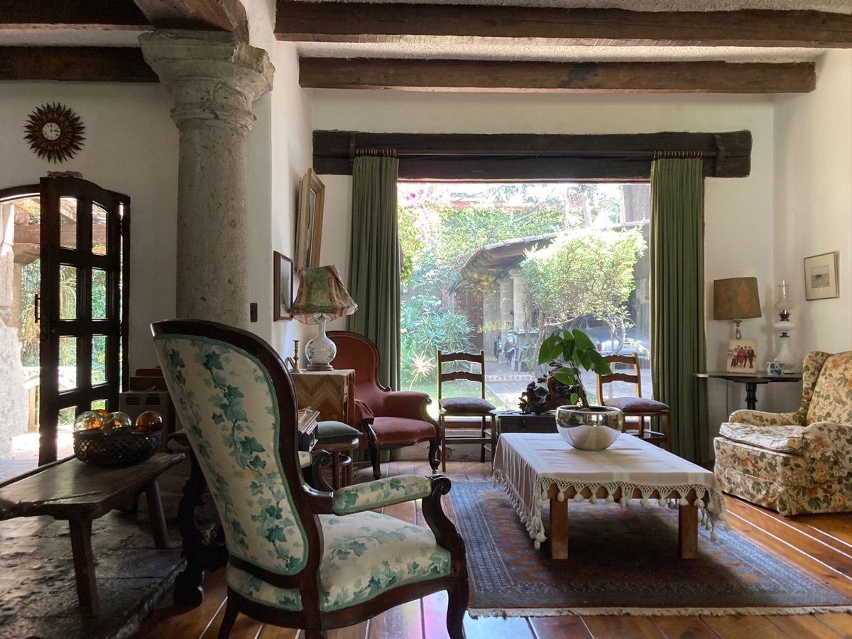 4 de 16: Sala con vista al jardín frontal