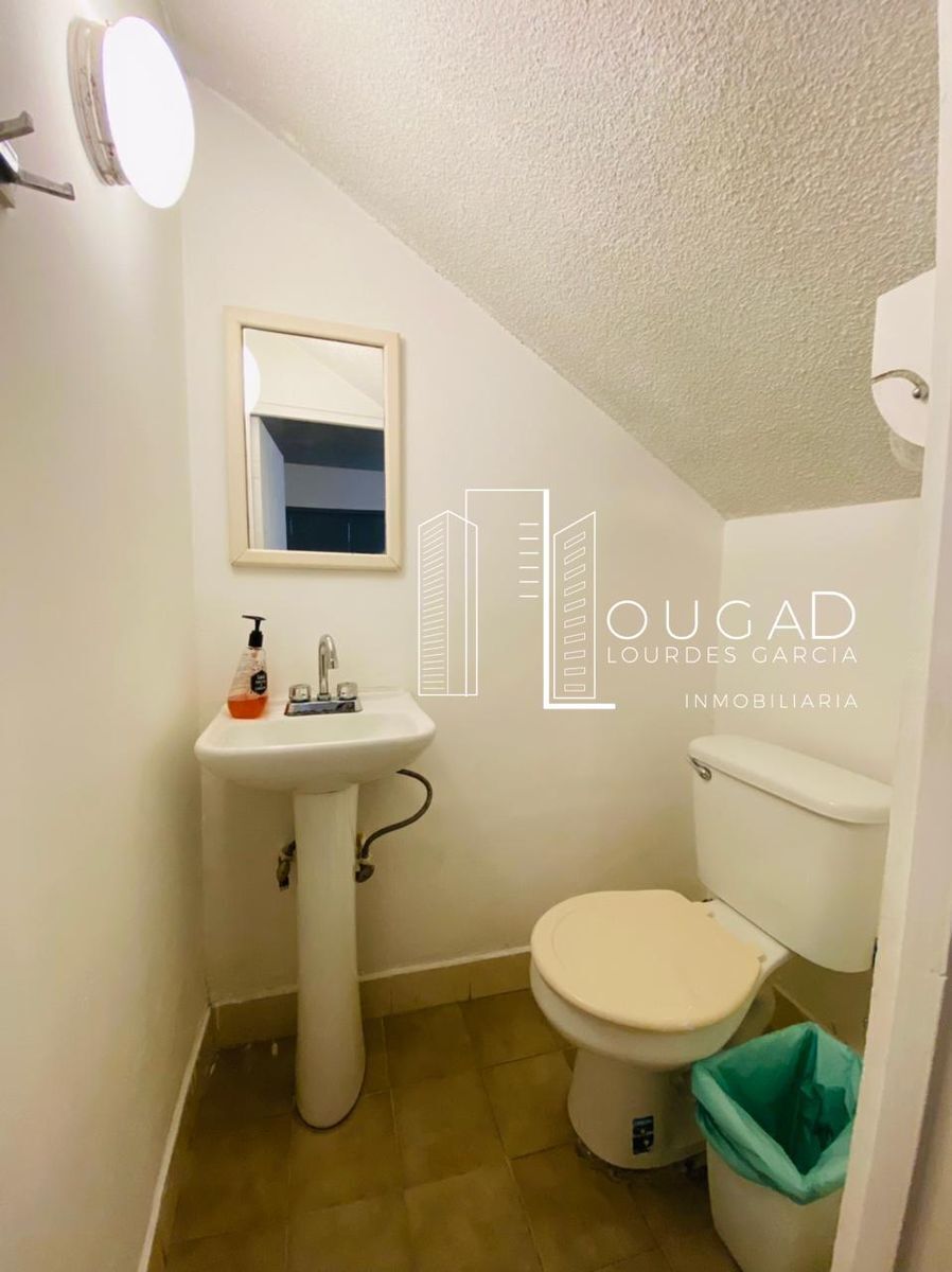 Media baño de planta baja, foto 8 de 18