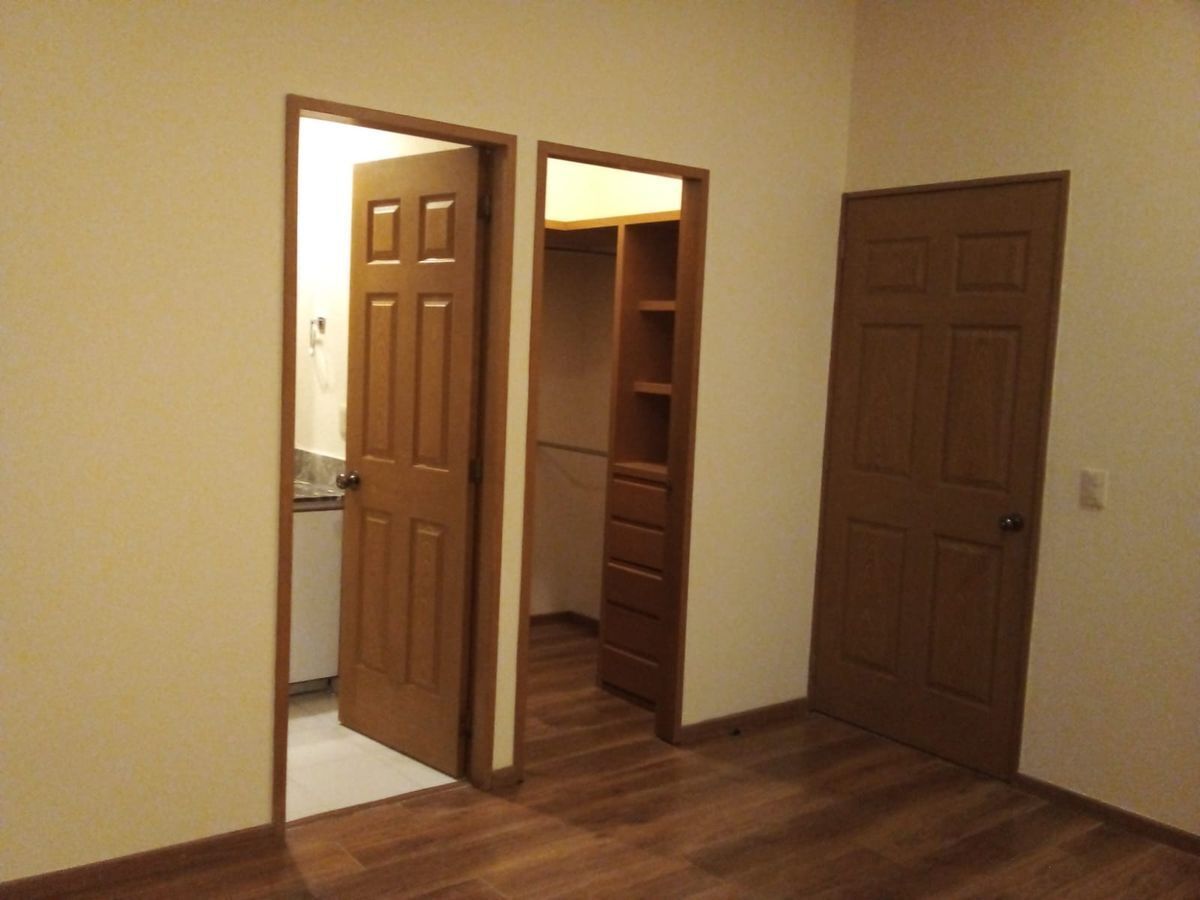 6 de 27: Baño principal - Vestidor 