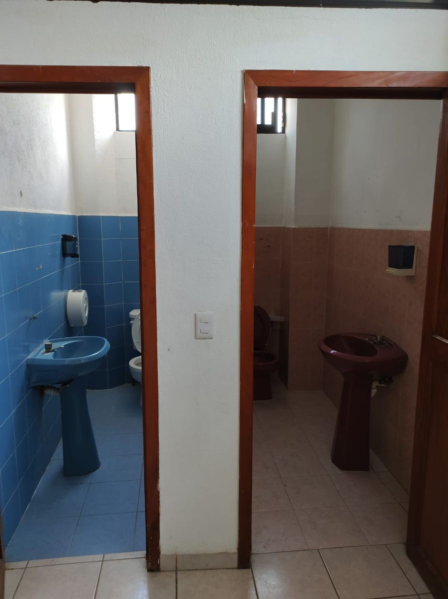 2 MEDIOS BAÑOS