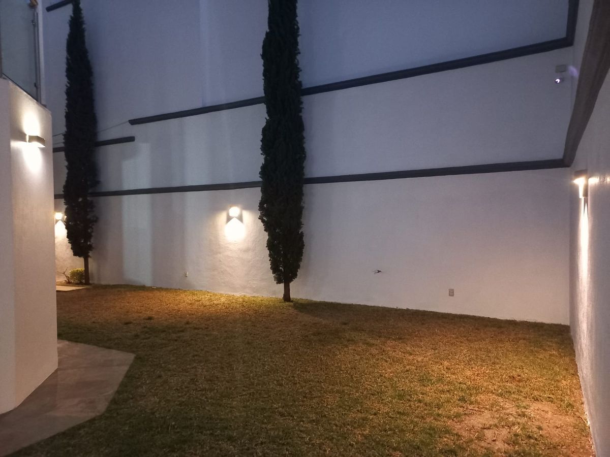 6 de 22: Jardín posterior, vista lateral
