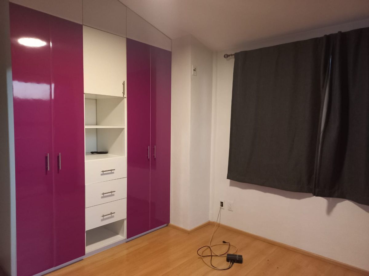 8 de 22: Closet de recamara con área para tv.