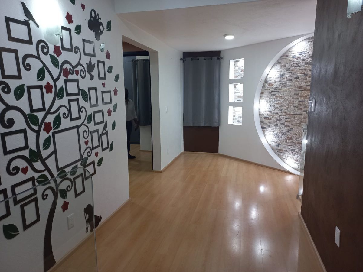 10 de 22: Vastíbulo planta alta con gran iluminación natural y artific