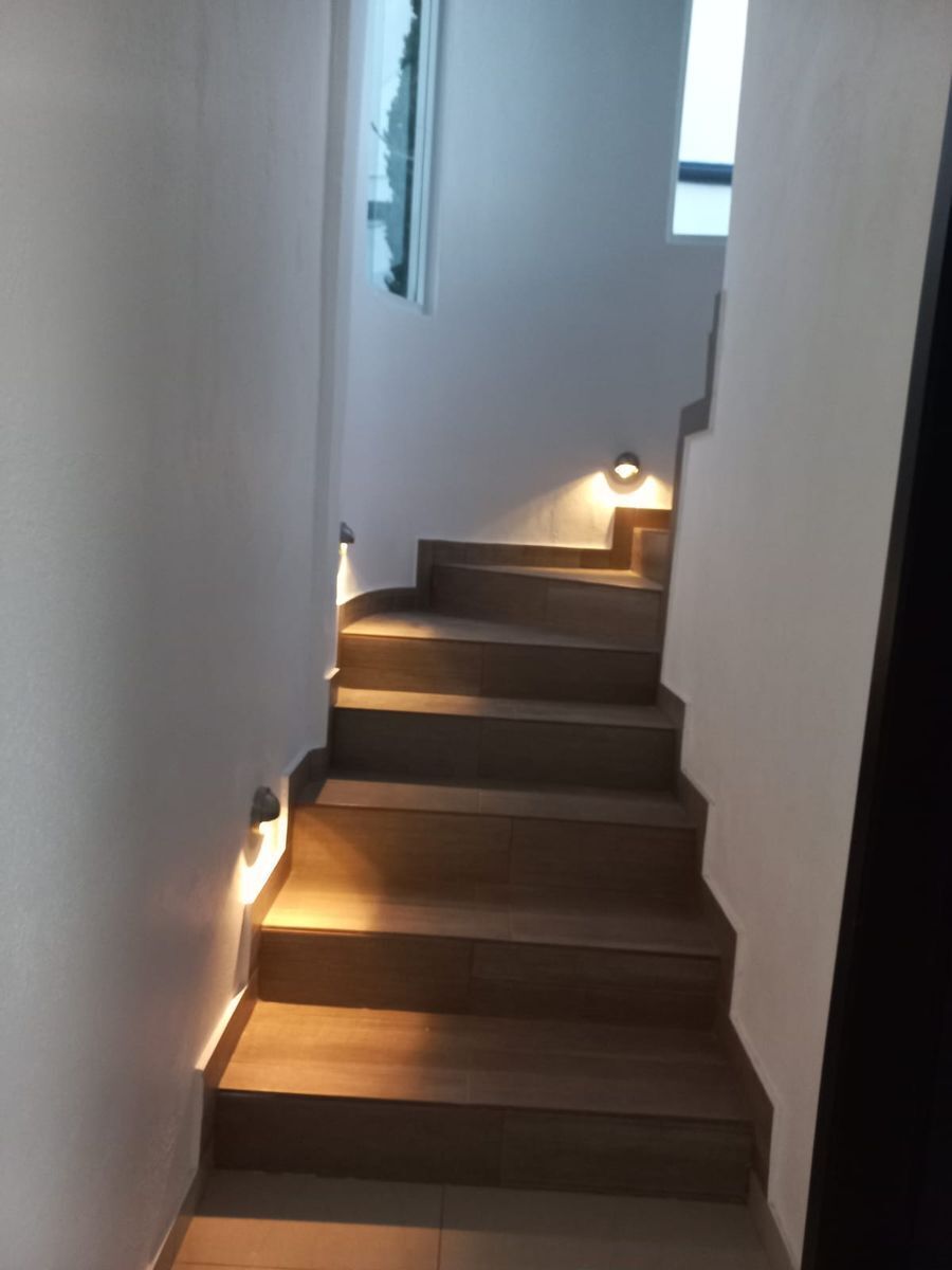 11 de 22: Escalera con luz indirecta