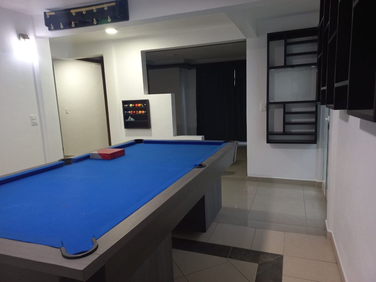 15 de 22: Salón de juegos con baño