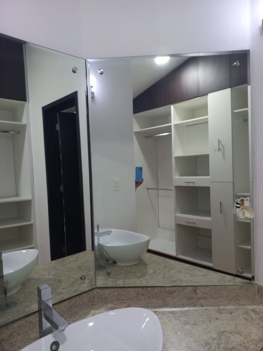16 de 22: Vestidor recámara principal
