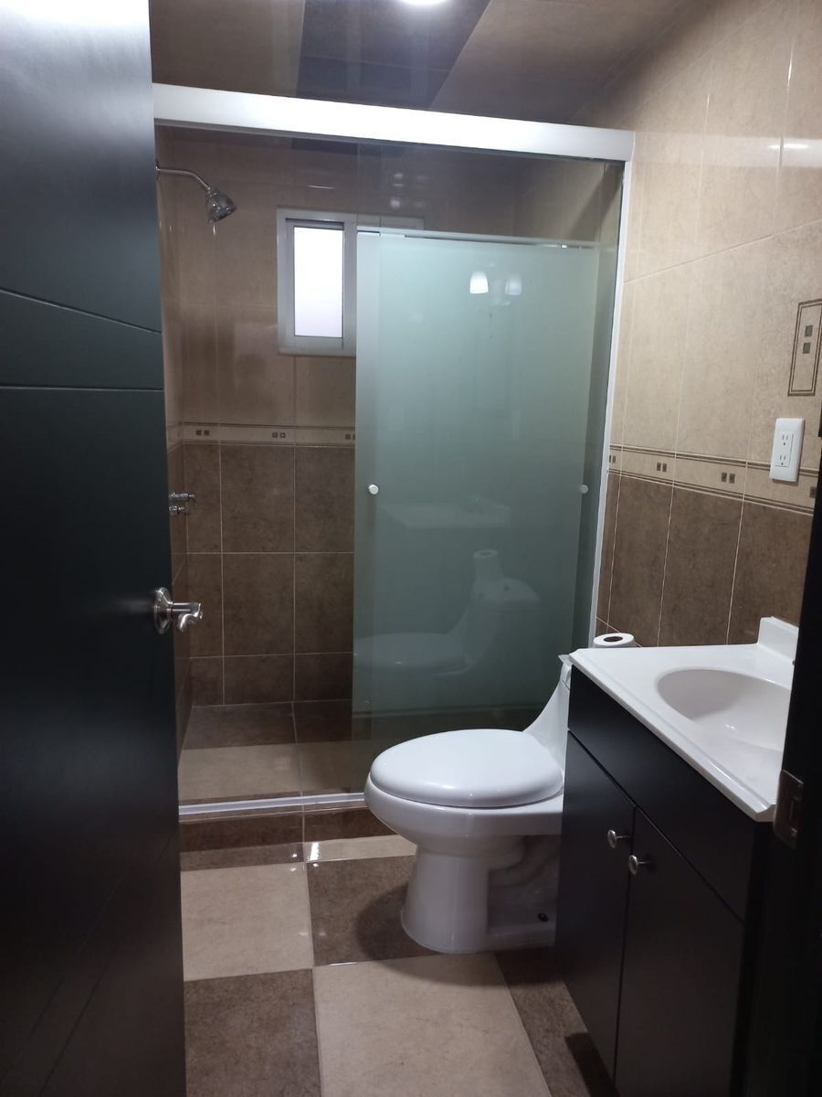 20 de 22: baño completo salón de juegos
