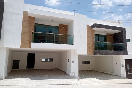 Casa en venta con alberca , zona norte poniente de la ciudad.