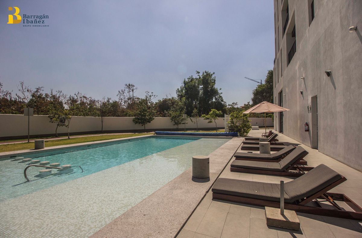 26 de 34: Alberca y asoleaderos.