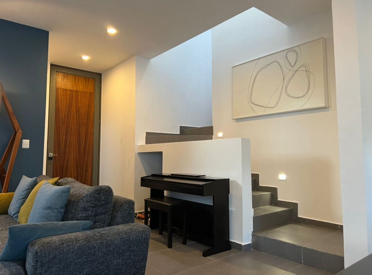 5 of 21: SALA Y ESCALERA A PA