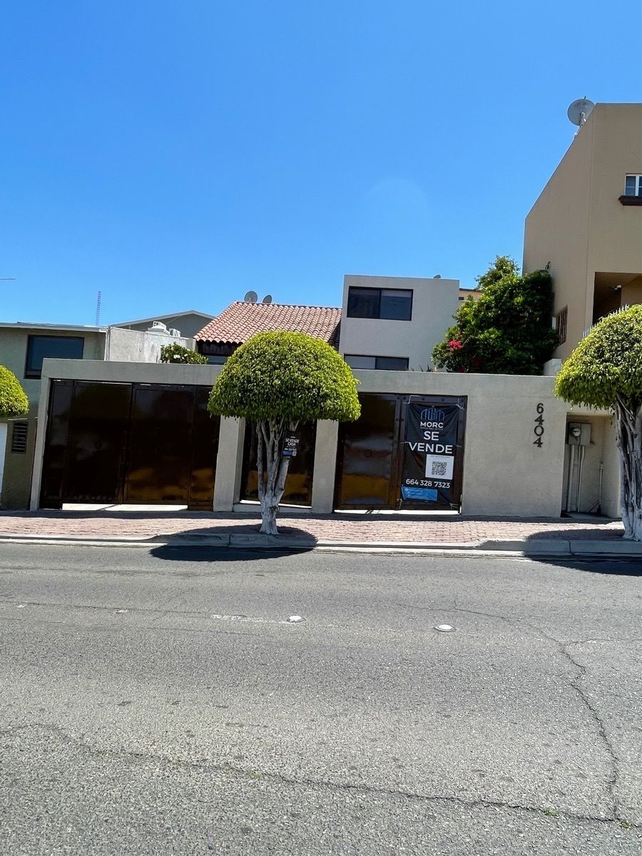 VENTA DE CASA EN COLINAS DE AGUA CALIENTE