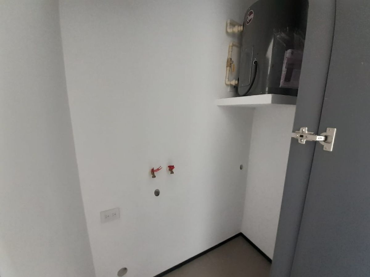 16 de 25: Closet de lavandería y calentador
