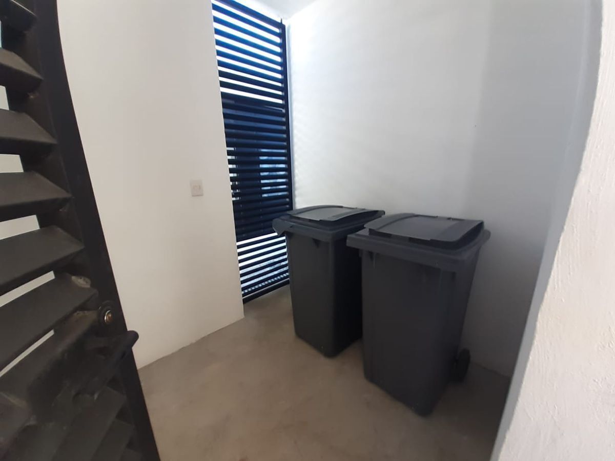 6 de 25: Sala de contenedores de basura