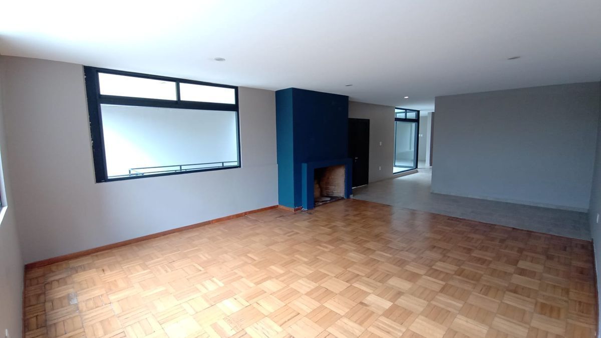 Sala muy amplia  con chimenea, foto 3 de 21