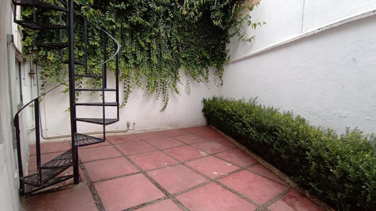 Patio trasero y escaleras p/área del personal de servicios., foto 7 de 21