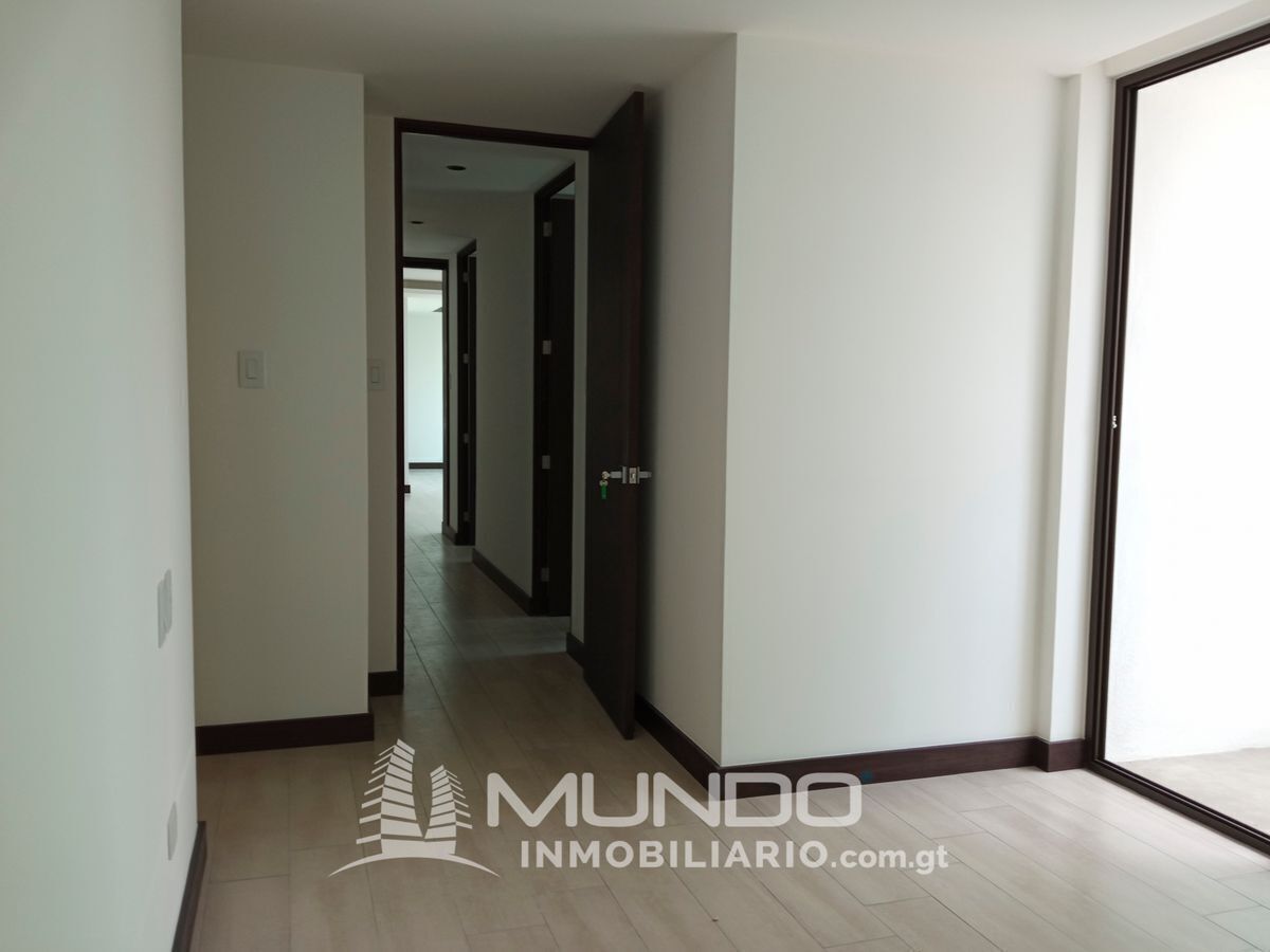 9 de 23: Pasillo para el área de habitaciones